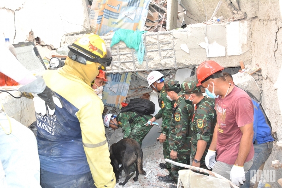 ベトナム救助隊による現地時間7月1日の被災者捜索活動（写真：qdnd.vn）