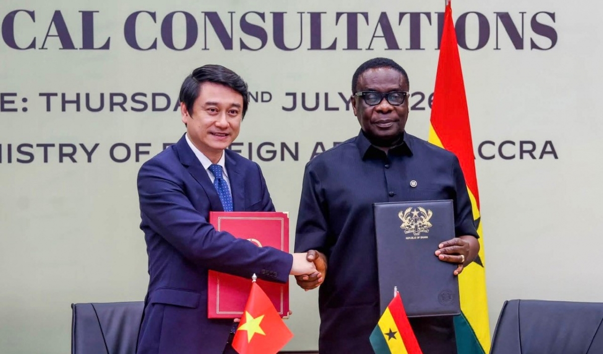 Wamenlu Vietnam, Le Anh Tuan (kanan) dan Wamenlu Ghana, James Gyakye Quayson (Foto: Kemlu Vietnam)