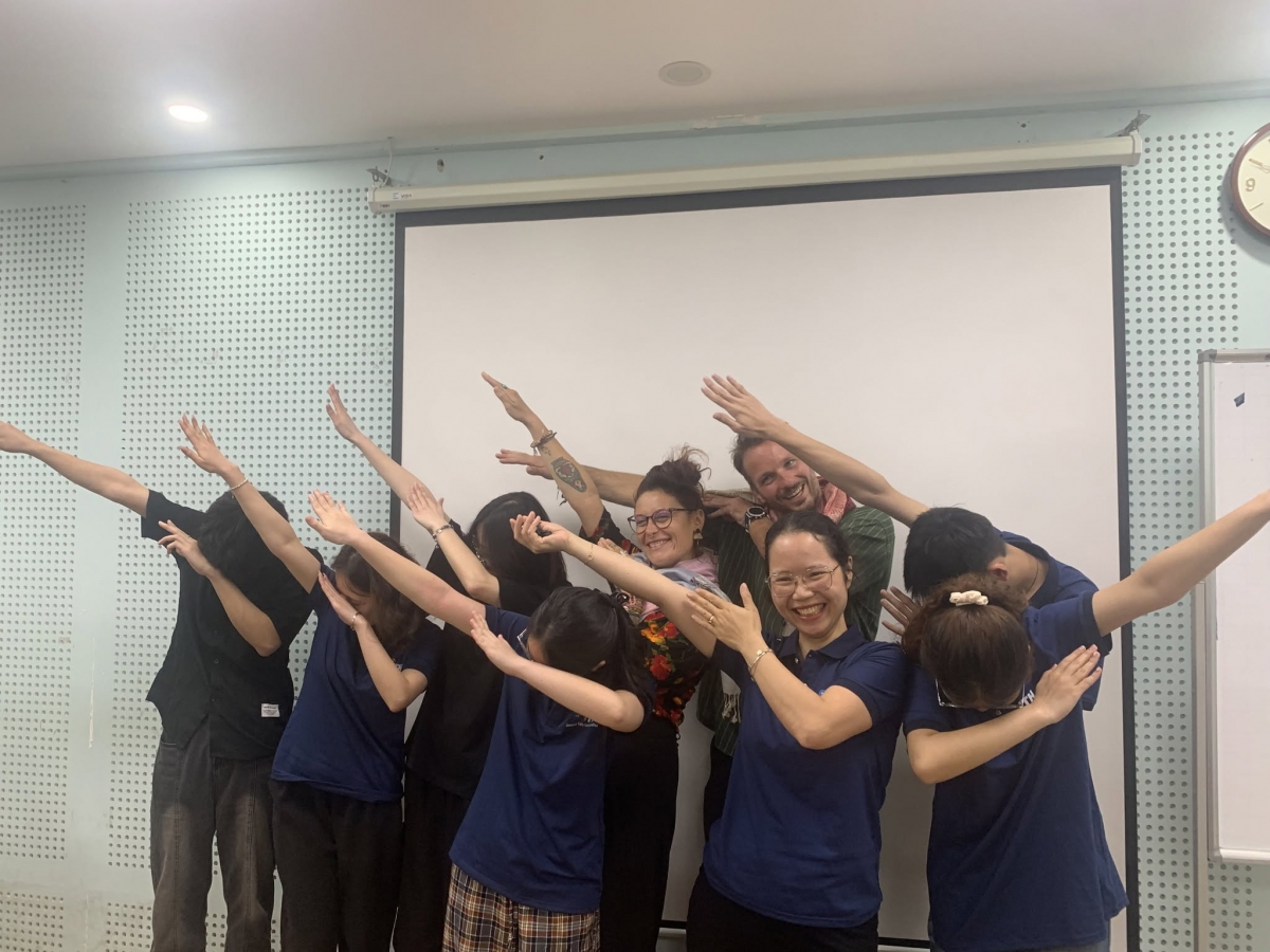 Maxime, Marie et les étudiants de l'Université de Hanoi. Photo: Quôc Khanh