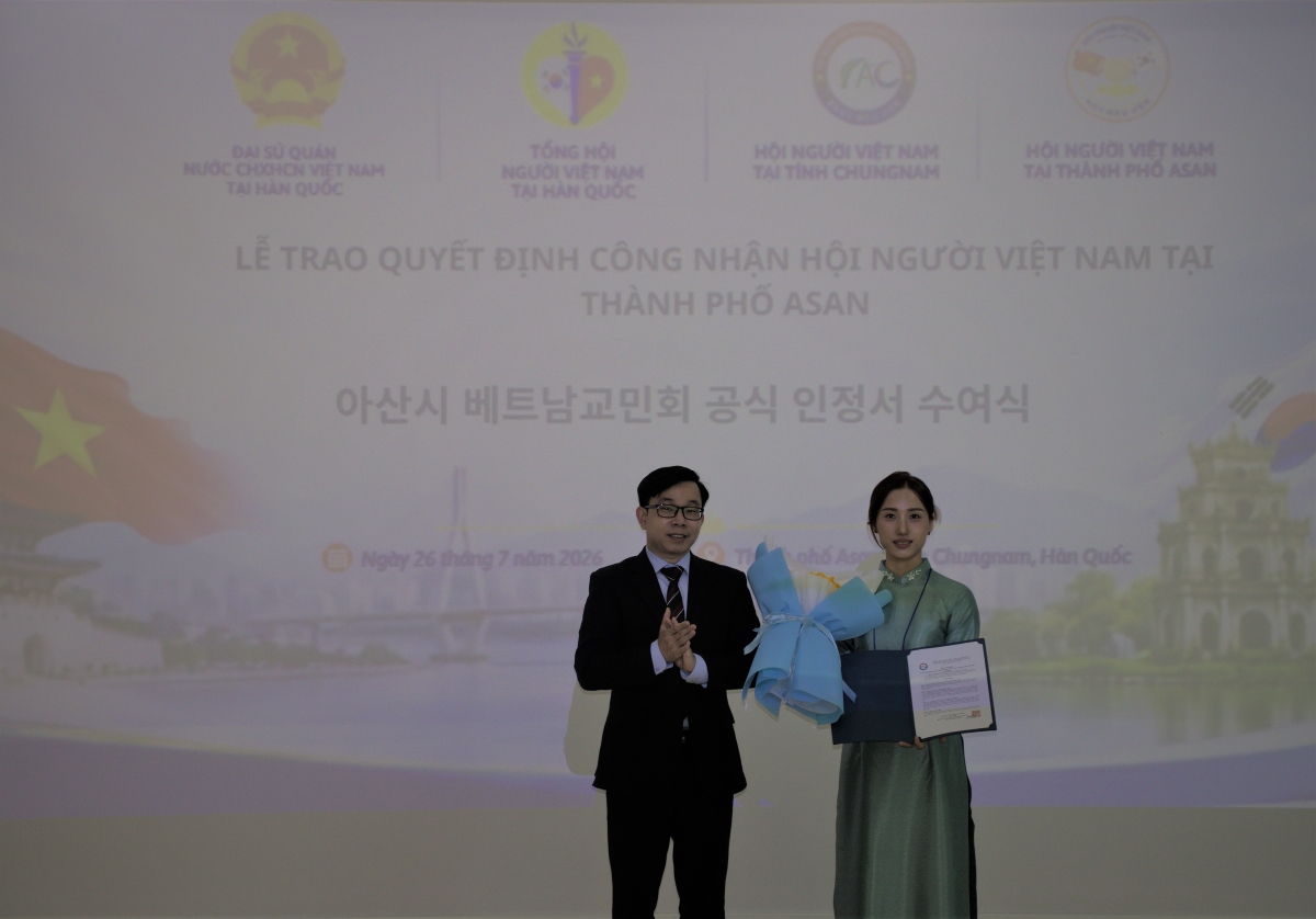 TS. Nguyễn Thanh Liêm, Phó Chủ tịch Tổng Hội Người Việt Nam tại Hàn Quốc, Sáng lập và Chủ tịch Hội Người Việt Nam tại tỉnh Chungnam, trao quyết định công nhân Hội người Việt Nam tại thành phố Asan.