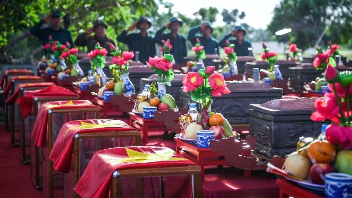ពិធីរំលឹកវិញ្ញាណក្ខន្ធ និងបញ្ចុះអដ្ឋិធាតុយុទ្ធជនស្ម័គ្រចិត្ត និងអ្នកជំនាញវៀតណាម ដែលបានស្លាប់នៅប្រទេសឡាវ អដ្ឋិធាតុរបស់ពួកគេត្រូវបានប្រមូលនៅទីបញ្ចុះសពយុទ្ធជនពលី ងី ឡុក (ខេត្ត ងេ អាន) (រូបថត៖ nhandan.vn)