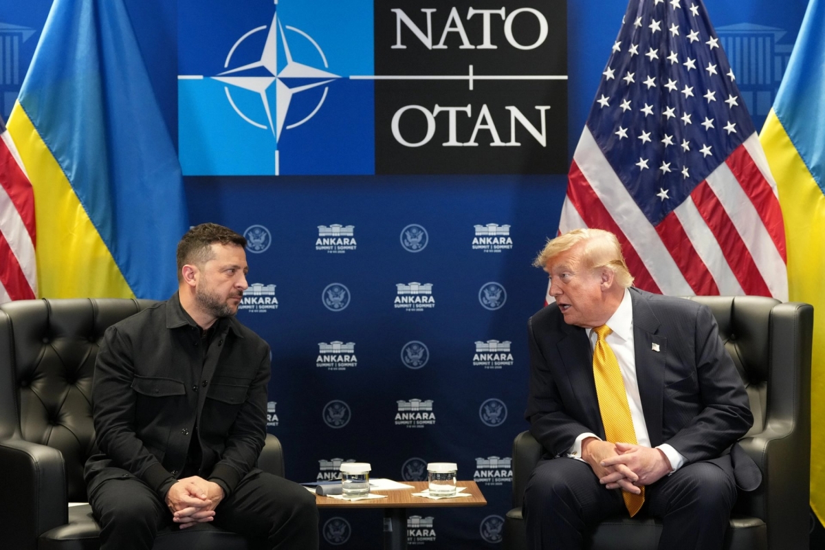 Presiden AS Donald Trump (kanan) dan Presiden Ukraina Volodymyr Zelensky di Ankara, Turki, pada 8 Juli. Foto: AP