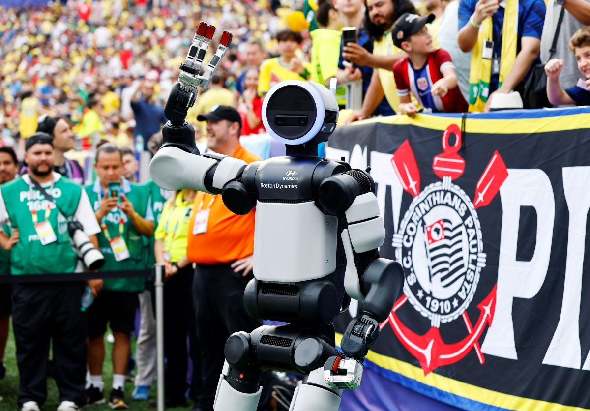 El robot Atlas de Hyundai, en el estadio durante el descanso. Foto: REUTERS/Jeenah Moon