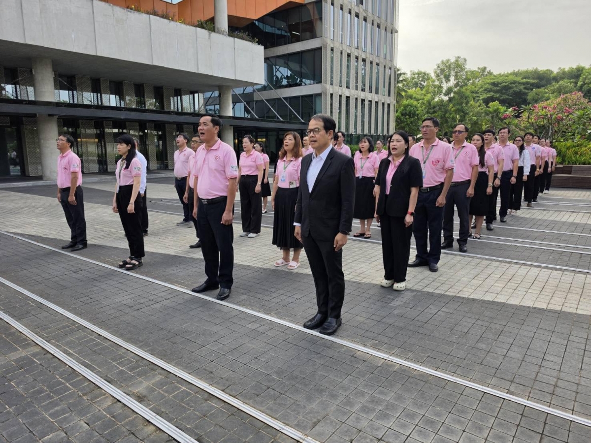 คุณ ชิโนรส เบญจชวกุล กับพนักงานในบริษัทซีพี. เวียดนาม