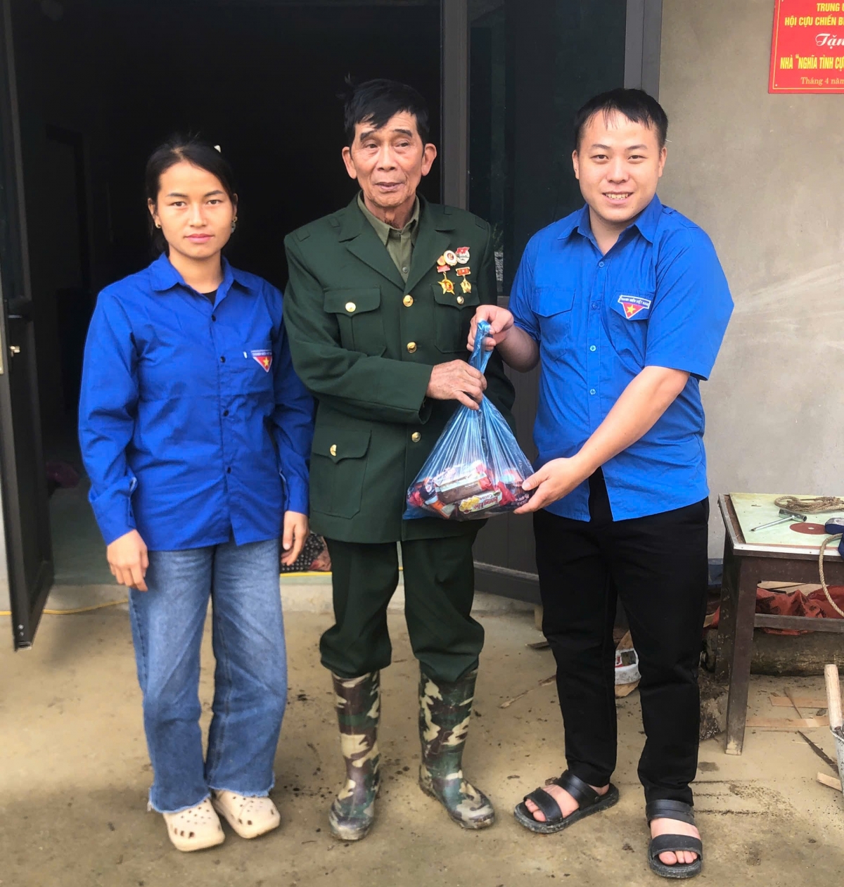 Mỗi dịp kỷ niệm ngày Thương binh - Liệt sĩ 27/7, đoàn viên thanh niên xã Minh Tân đến thăm hỏi, tặng quà các cựu chiến binh và gia đình người có công, bày tỏ lòng biết ơn với những người đã đánh đổi tuổi xuân cho hòa bình hôm nay. Nguồn ảnh: Đoàn xã Minh Tân.