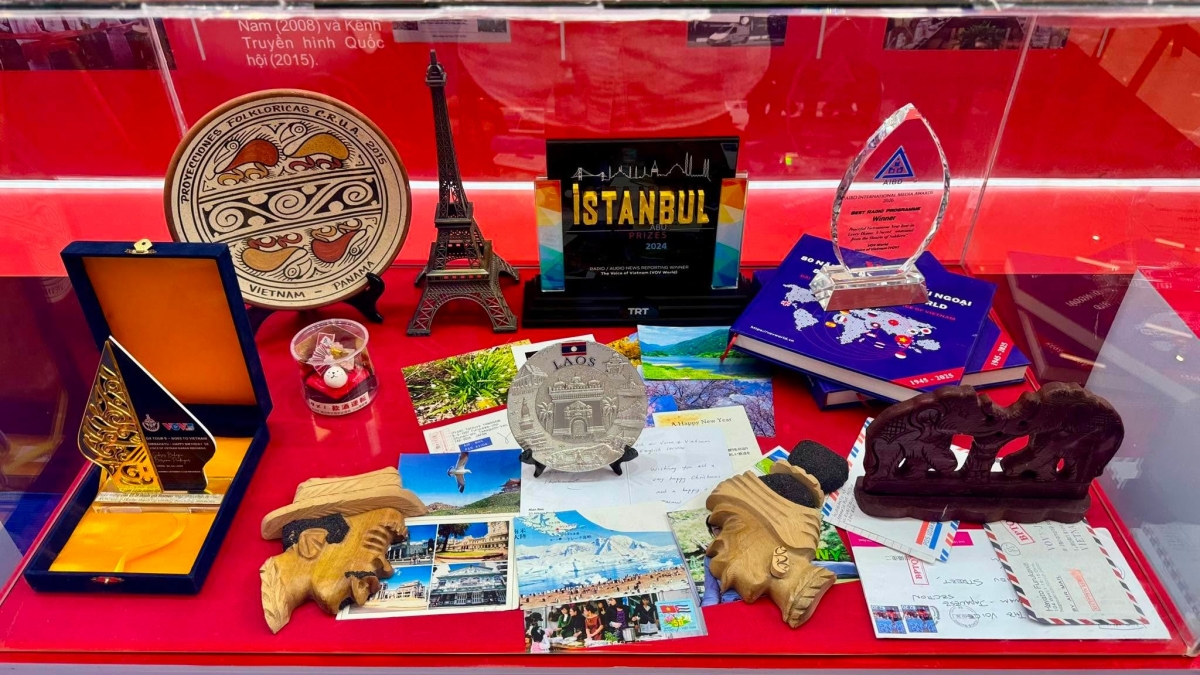 Las cartas y los objetos de recuerdo enviados por los oyentes se exhiben en la Conferencia de Prensa 2026, celebrada en Hanói, entre ellos los remitidos por los oyentes del Servicio en español del Canal Internacional de La Voz de Vietnam (VOV5)
