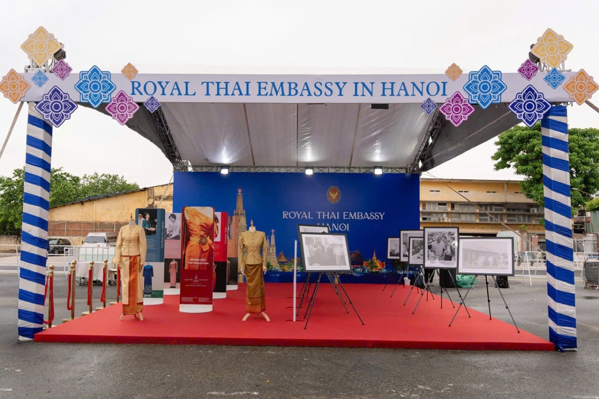 งานนิทรรศการภาพถ่ายประธานโฮจิมินห์และงานนิทรรศการชุดไทยพระราชนิยมและ (Photo: สถานทูตไทยประจำเวียดนาม)