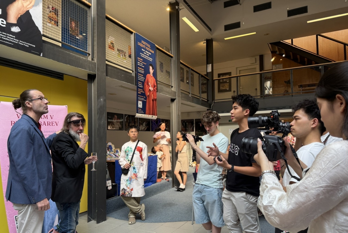 À Prague, les spectateurs partagent leurs impressions après la projection des films consacrés à la culture vietnamienne. Photo: Art Space