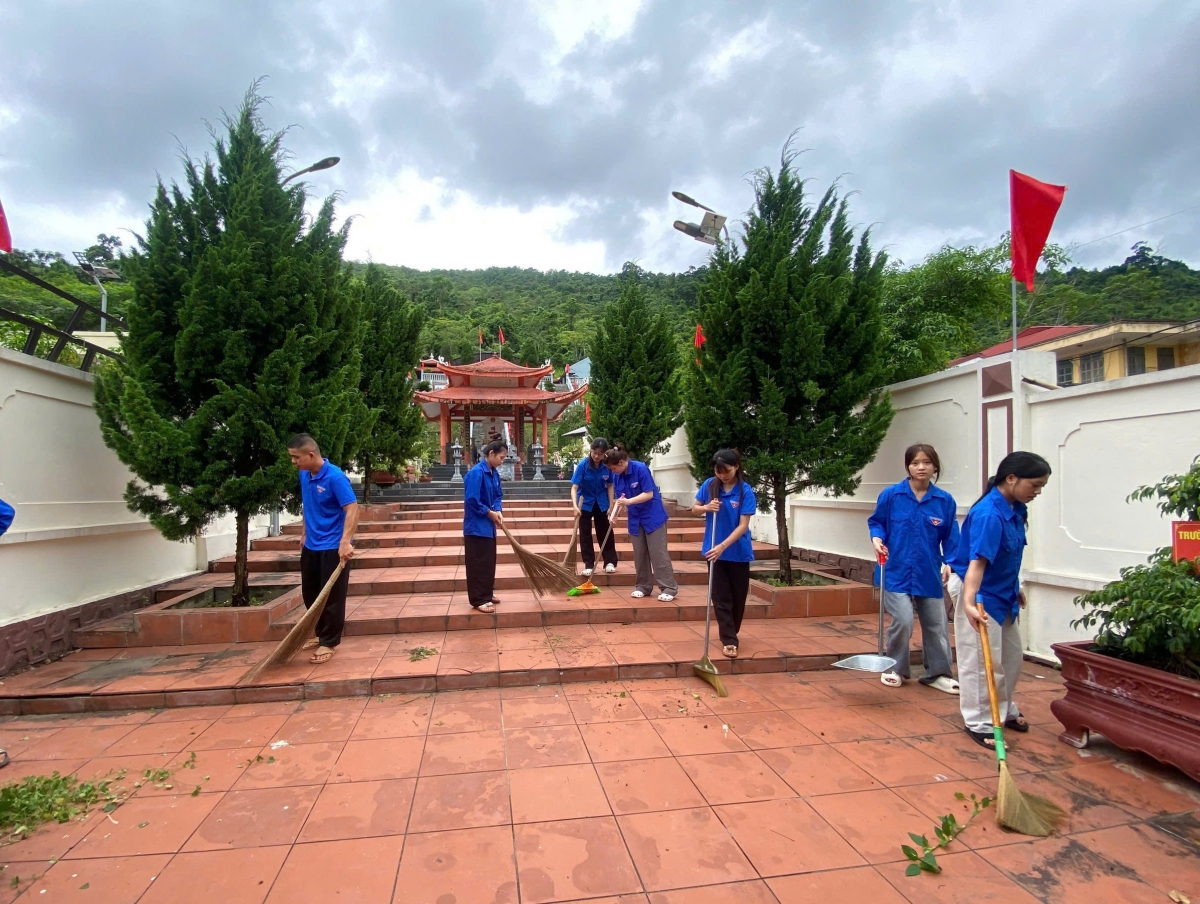 Đài tưởng niệm liệt sĩ được đoàn viên thanh niên chỉnh trang trước ngày 27/7. Những hoạt động thường niên này góp phần gìn giữ không gian tưởng niệm và giáo dục truyền thống cho thế hệ trẻ. Nguồn ảnh: Đoàn xã Minh Tân.
