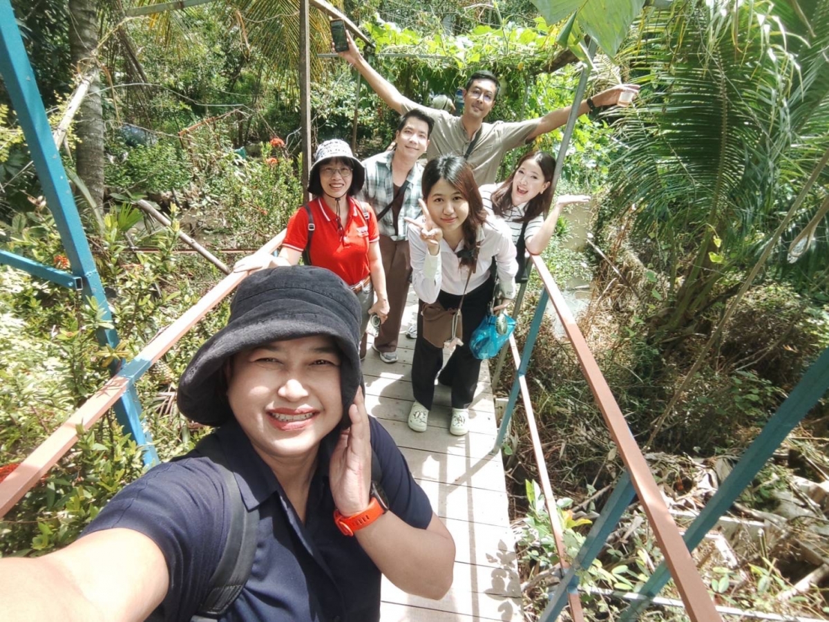 คณะยังได้ไปเที่ยวเกาะ Cồn Sơn
