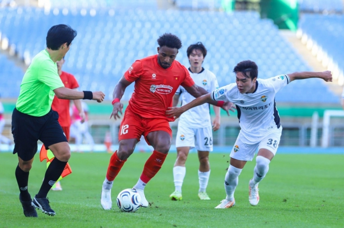 Die vietnamesische Fußball-Nationalmannschaft erringt beim letzten Testspiel im südkoreanischen Incheon einen 2:1-Sieg gegen Gangwon FC. (Foto: thethao247.vn)