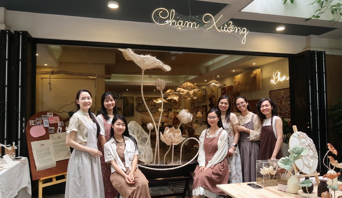 Chạm Xưởng do một nhóm sáng tạo làm nghệ thuật xanh phát triển. Ảnh: Kim Liễu/VOV5