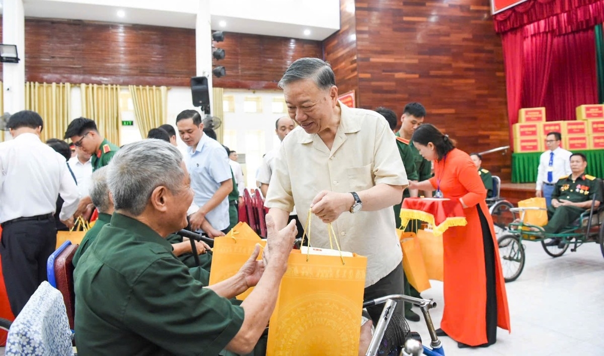 Sekjen sekaligus Presiden To Lam mengunjungi dan memberikan bingkisan kepada prajurit penyandang disabilitas dan prajurit sakit. Foto: Van Hieu/VOV