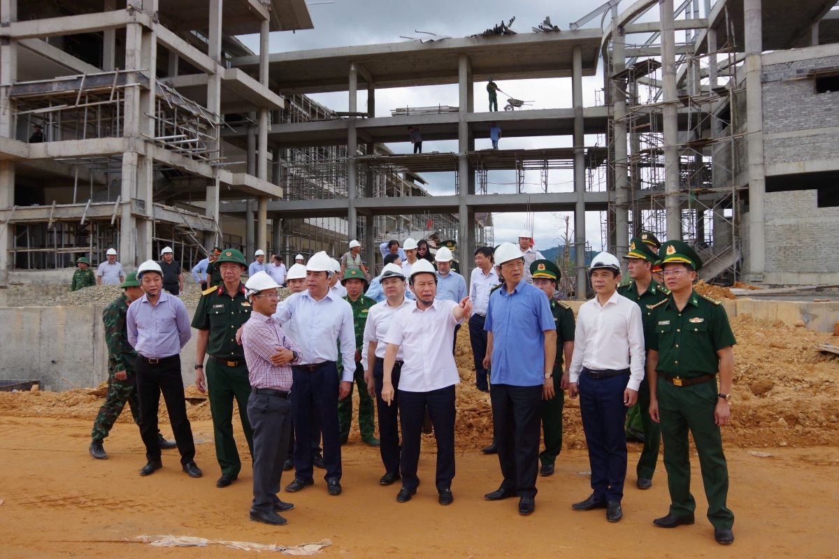 Phó Thủ tướng Lê Tiến Châu kiểm tra tiến độ Dự án Trường phổ thông nội trú liên cấp Tiểu học và Trung học cơ sở tại xã A Lưới 4, Thành phố Huế. Ảnh: Lê Hiếu/VOV-Miền Trung