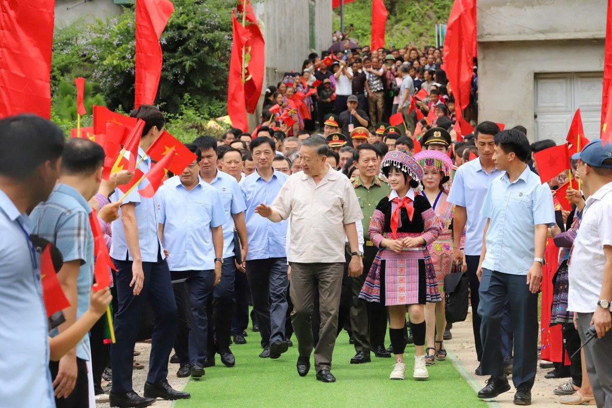 Party General Secretary and State President To Lam attends the 2026 All People's Day for National Security Protection with residents from ethnic minority groups in Loong Luong village, Van Ho commune, Son La province. (Photo: Van Hieu/VOV)
