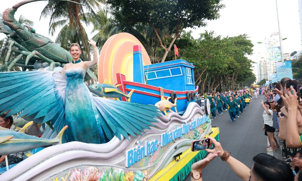 Chelsea Fernande, runner-up Miss Universe 2025, menyapa warga lokal dan wisatawan. Foto: Thai Binh/VOV
