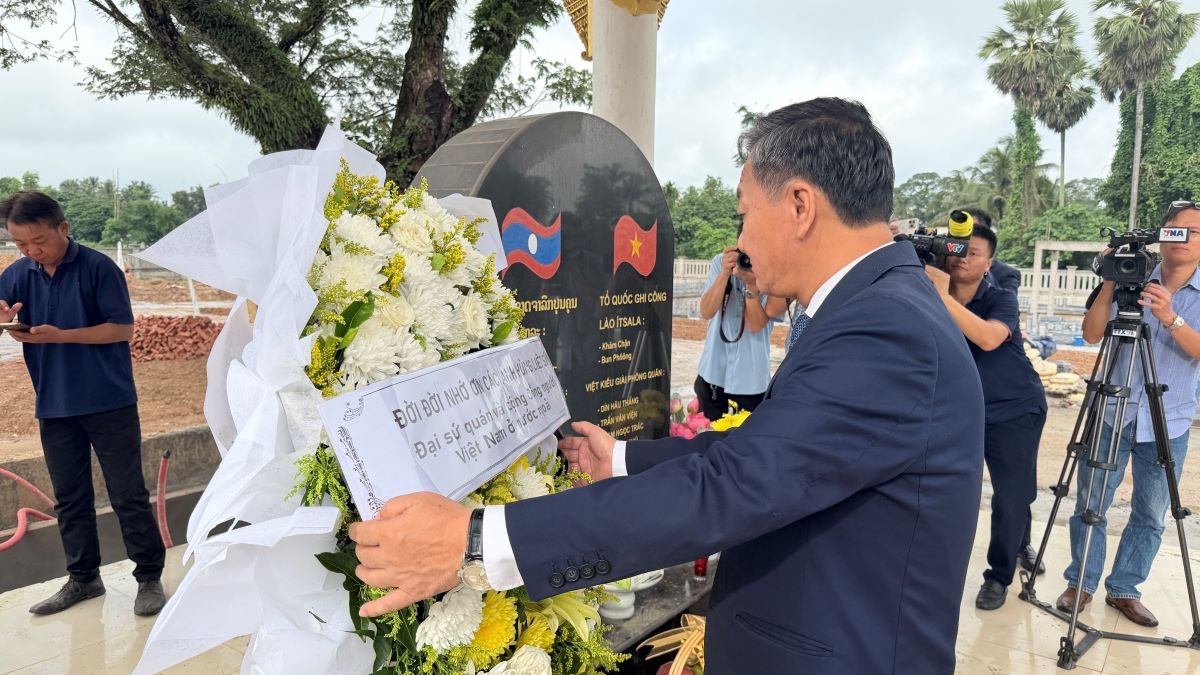 ທ່ານ ຫງວຽນ​ມິງ​ເຕິມ ​ເອກ​ອັກ​ຄະ​ລັດ​ຖ​ະ​ທູດ ຫວຽດ​ນາມ ປະ​ຈຳ ລາວ ວາງ​ພວງ​ມາ​ລາ​ອາ​ໄລ​ຫາ​ບັນ​ດາ​ນັກ​ວິ​ລະ​ຊົນ​ເສຍ​ສະຫຼະ​ຊີ​ວິດ​ເພື່ອ​ຊາດ(ພາບ: VOV)
