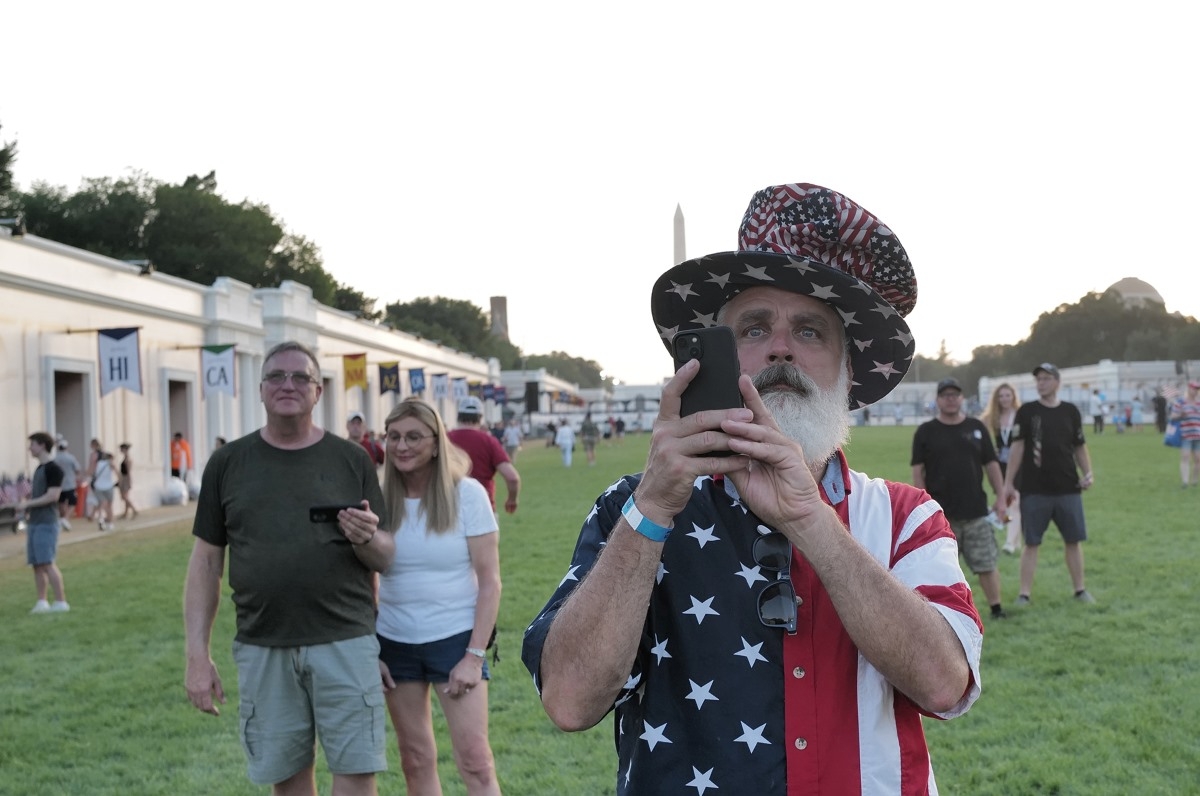 A citizen dressed in a US flag costume captures the moment of the aircraft display. (Photo: Quang Trung/VOV-Washington)