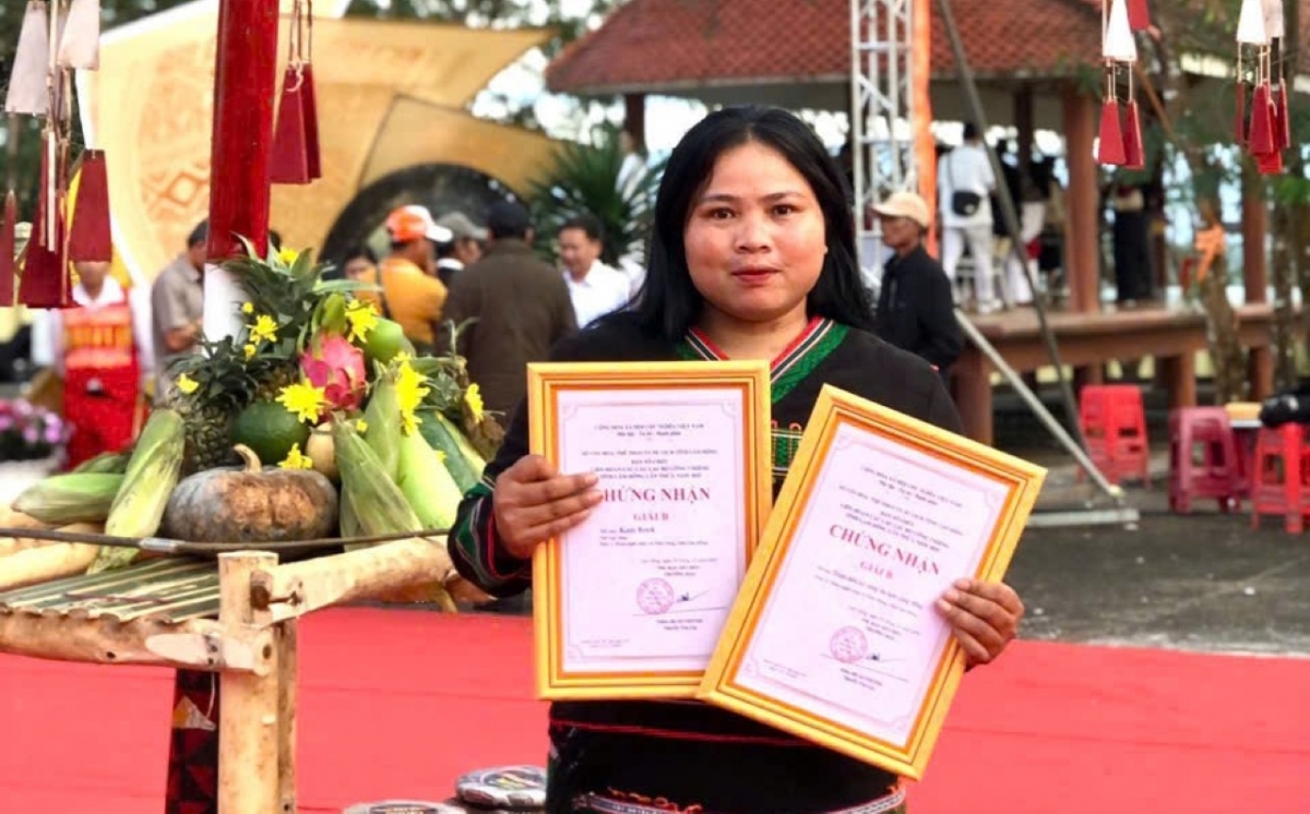 H'Nhu, H'Broi's daughter, is recognized for her remarkable contributions to her village’s traditional cultural activities. (Photo: Thi Doat/VOV correspondent in the Central Highlands)