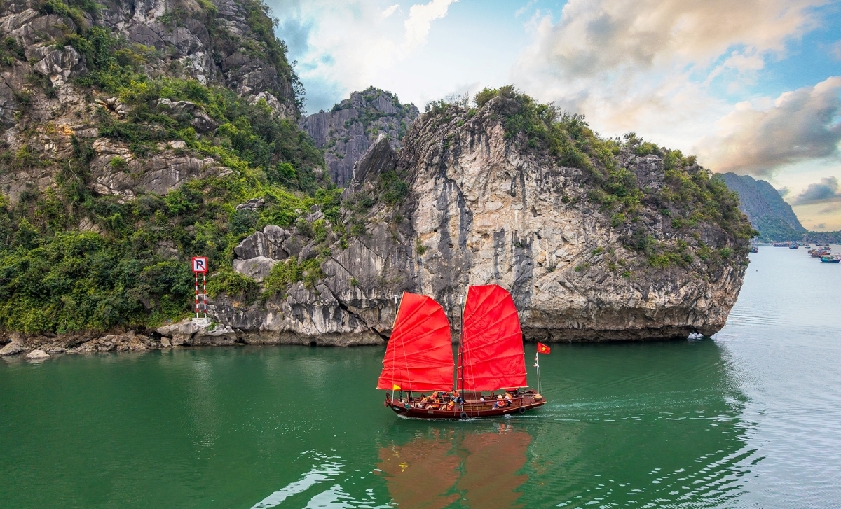 Perahu-perahu layar merah di Teluk Ha Long. Foto: Truong Giang/VOV.