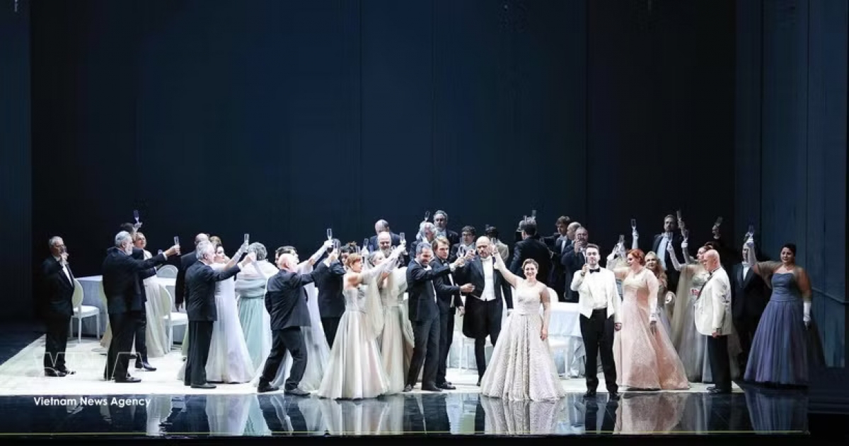 Artistas del Teatro Giuseppe Verdi de Trieste (Italia) interpretan la ópera La Traviata. Foto: VNA