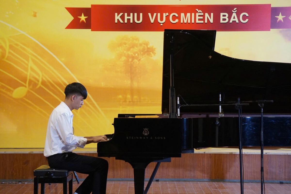 Ein Teilnehmer am Finale des Nationalen Yoshine-Musikfestivals 2026 im Norden. (Foto: T. Dieu/tuoitre.vn)