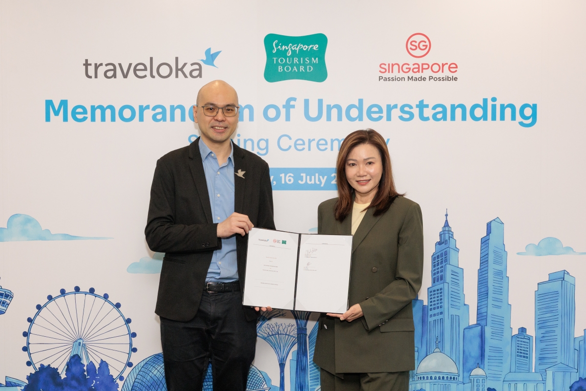 Bà Melissa Ow, Tổng Giám đốc Tổng cục Du lịch Singapore, ông Albert Zhang, đồng sáng lập Traveloka, chụp ảnh lưu niệm tại lễ ký kết