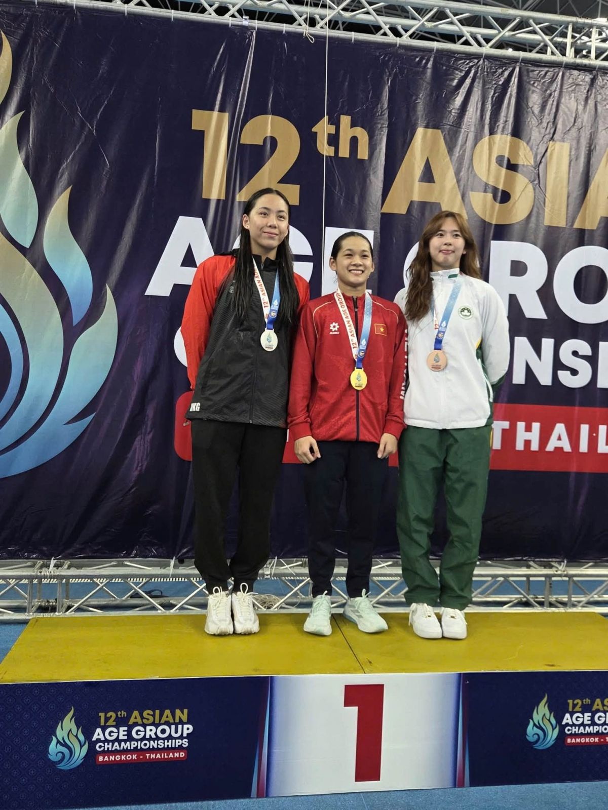 Nguyen Thuy Hien (M.) gewinnt eine Goldmedaille über 100 Meter Brust der Frauen. (Foto: thethaovanhoa.vn)