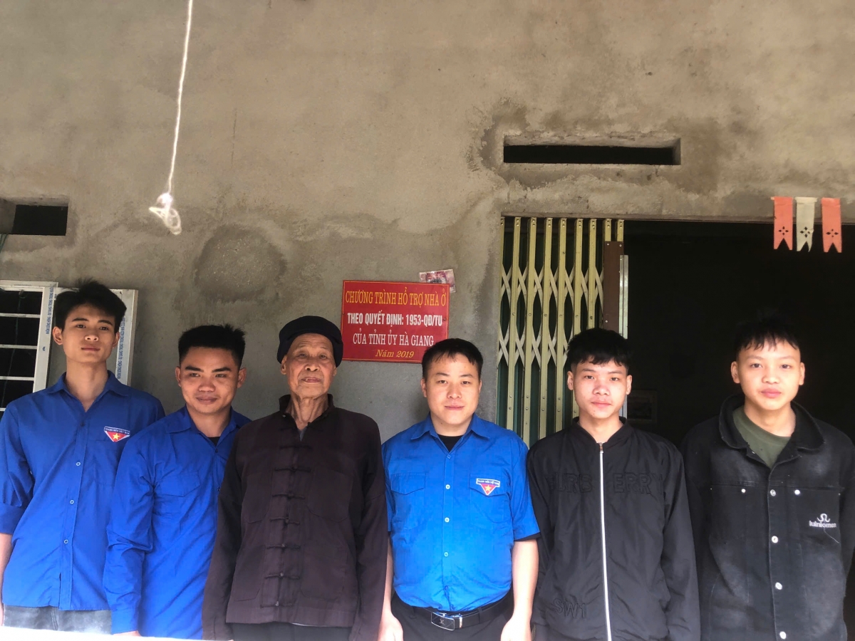 Anh Dương Việt Hùng, Phó Chủ tịch Ủy ban MTTQ, Bí thư Đoàn TNCS Hồ Chí Minh xã Minh Tân, tỉnh Tuyên Quang, (áo xanh, đứng giữa), đến thăm người cao tuổi trên địa bàn. Ảnh: NVCC.