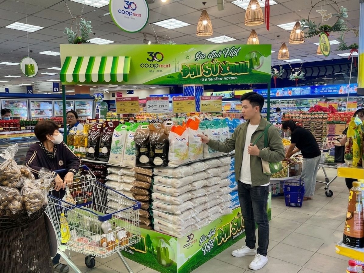 Người tiêu dùng lựa chọn sản phẩm thiết yếu trong chương trình khuyến mãi xanh được triển khai trên toàn hệ thống Saigon Co.op. Ảnh: VGP/LT