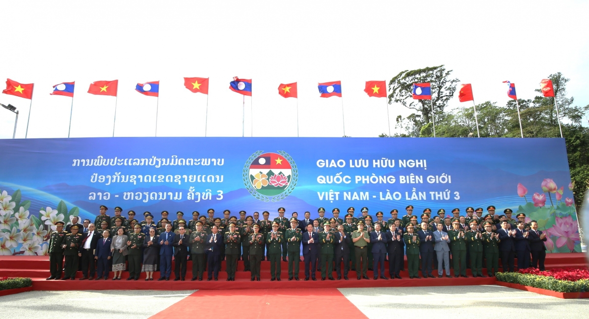Đoàn đại biểu Việt Nam và Lào chụp ảnh lưu niệm sau lễ đón tại Cửa khẩu Thanh Thủy, tỉnh Nghệ An. (Ảnh: Khánh Toàn/QSQP)