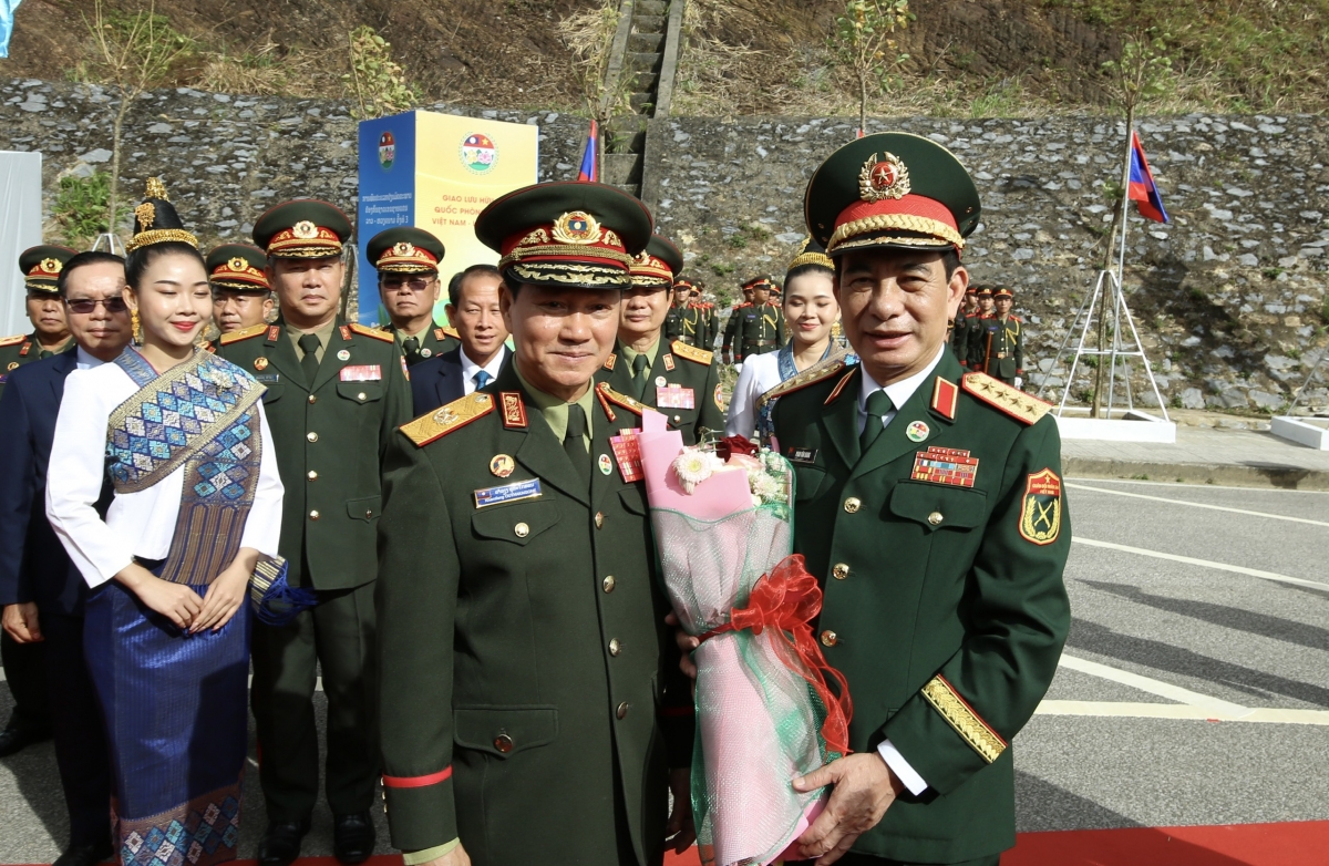 Đại tướng Khamliang Outhakaysone, Phó Thủ tướng, Bộ trưởng Bộ Quốc phòng Lào, đón Đại tướng Phan Văn Giang, Phó Thủ tướng, Bộ trưởng Bộ Quốc phòng Việt Nam, và đoàn đại biểu Việt Nam tại khu vực cửa khẩu NamOn (Lào). (Ảnh: Khánh Toàn/QSQP)