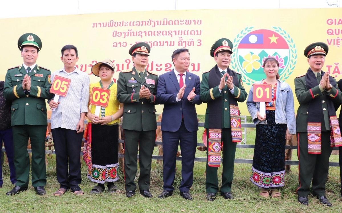 Đại tướng Phan Văn Giang và Đại tướng Khamliang Outhakaysone trao bò giống cho người dân. (Ảnh: Viết Lam)