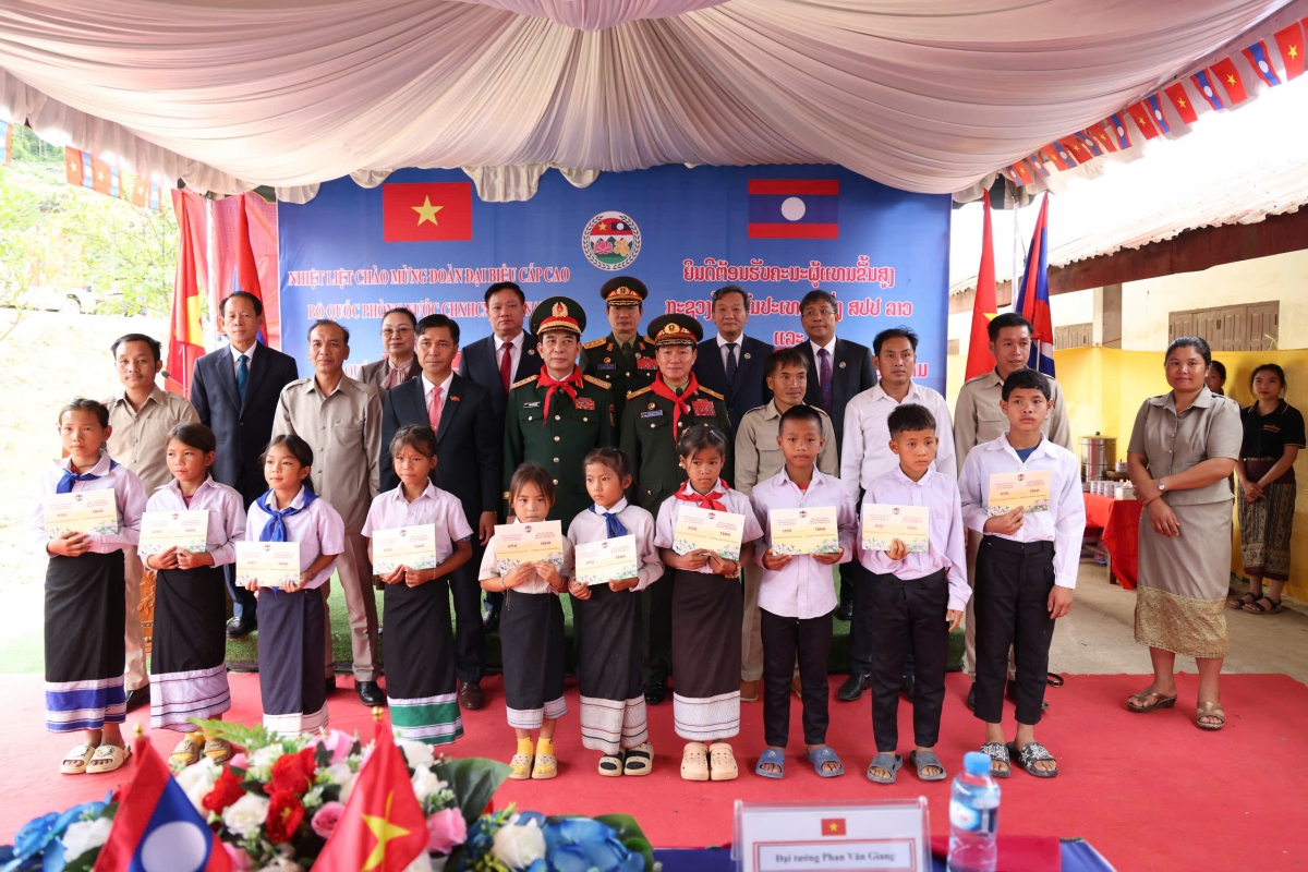 The delegates visit an elementary school in Xaychamphone District, Bolikhamsai Province (Photo: Giang Phan/ QPVN)