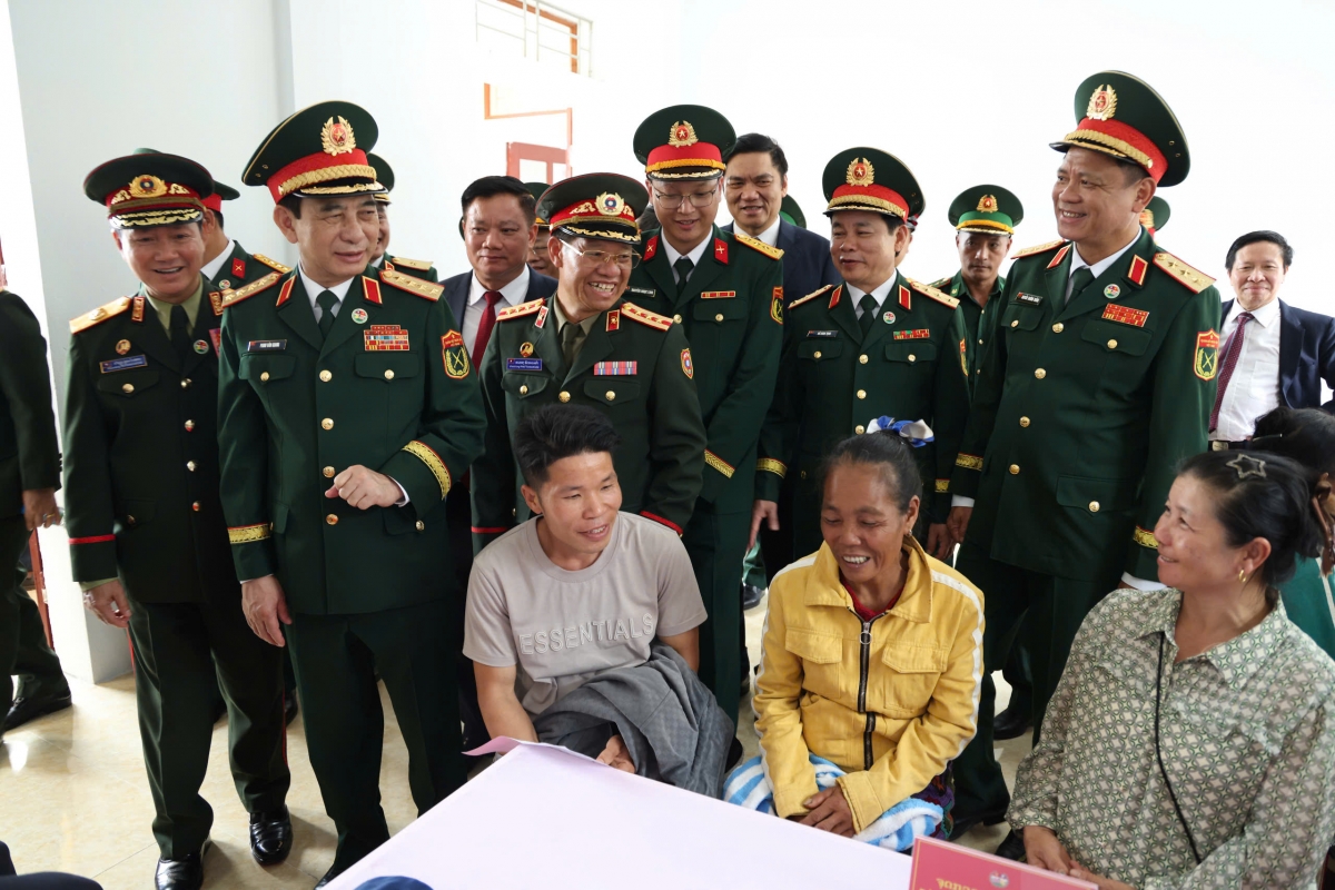 Đại tướng Phan Văn Giang tham quan hoạt động khám, chữa bệnh, cấp phát thuốc miễn phí cho người dân Lào ở khu vực biên giới