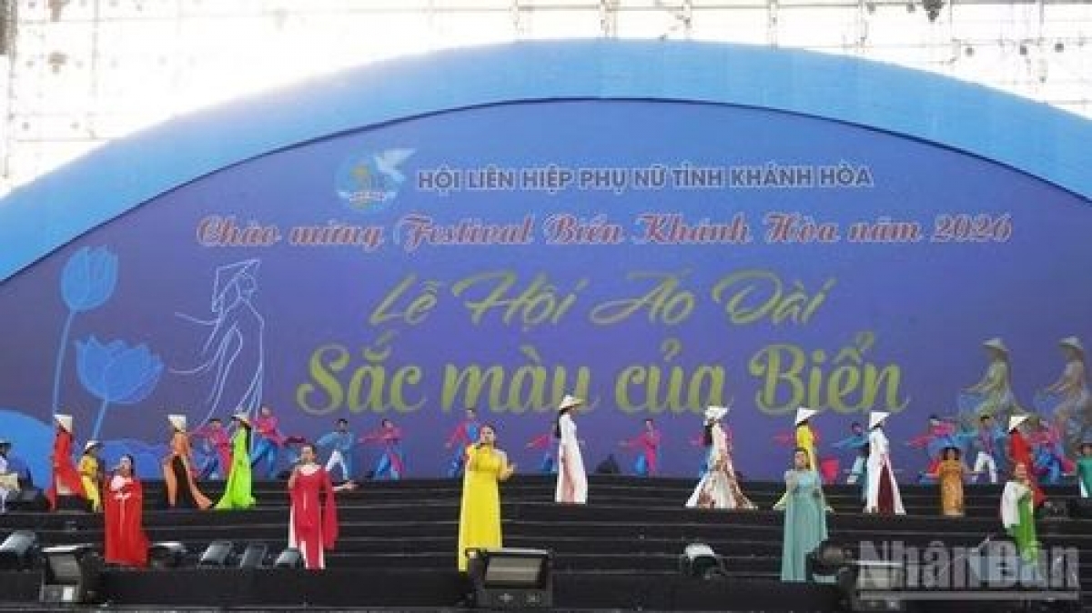 Die Performance von zwei Ao-Dai-Kollektionen „Wellen“ und „Vietnams Brokat“. (Foto: khanhhoa.gov.vn)