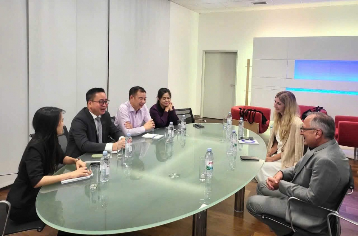 The VOV delegation works with HRT representatives.