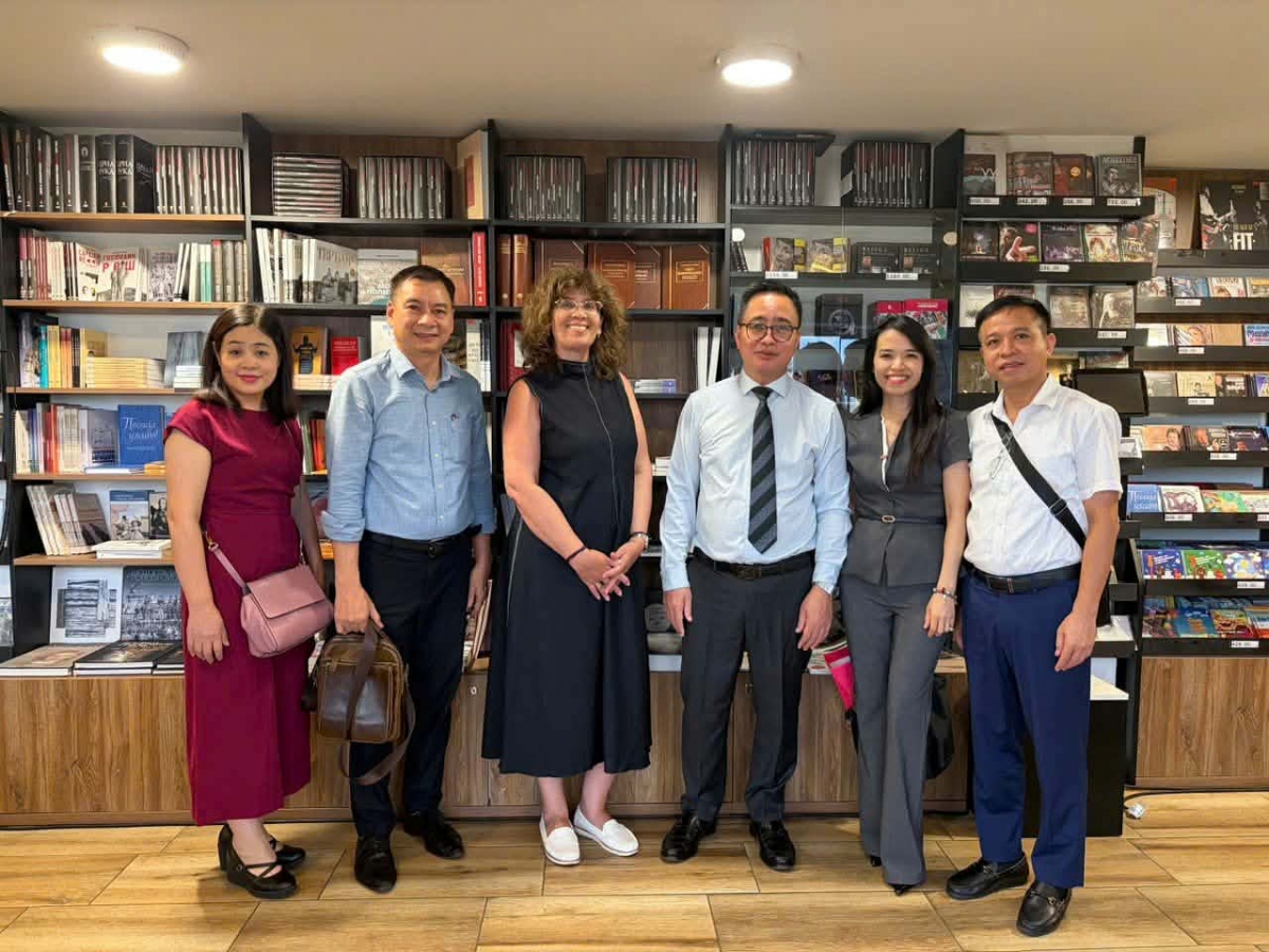 The VOV delegation visits the Open Music Café Studio, where Radio Belgrade produces and broadcasts live music programs.
