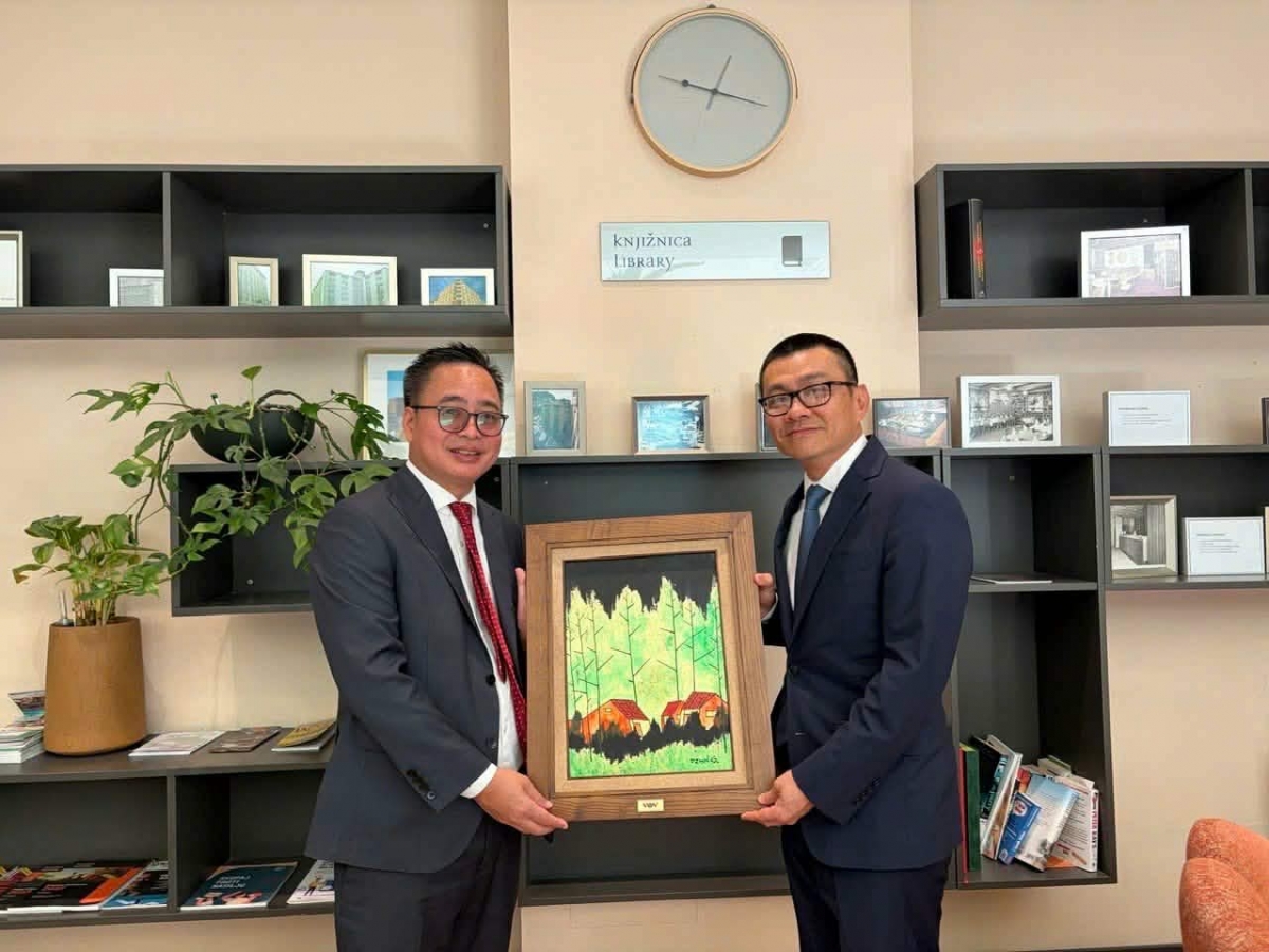 VOV Vice President Pham Manh Hung presents a painting by Vietnamese artist Truong Dinh  Dung to Ambassador Vu Le Thai Hoang.