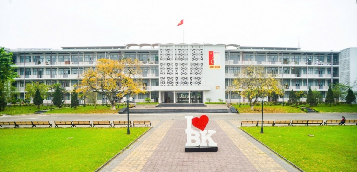 Quảng trường C1, Đại học Bách khoa Hà Nội- Cái nôi đào tạo kỹ thuật, công nghệ  và đổi mới sáng tạo của Việt Nam.