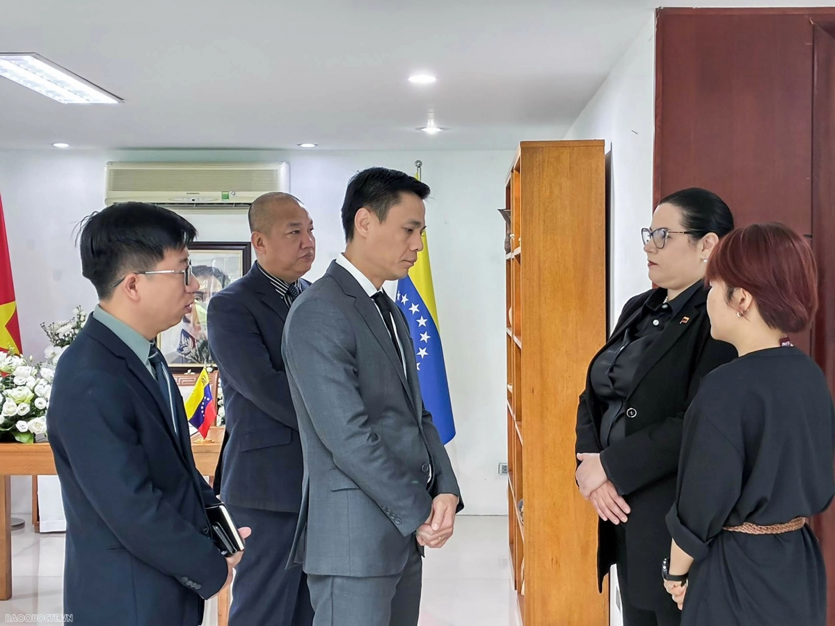 El vicecanciller Dang Hoang Giang intercambia con los representantes de la Embajada de Venezuela en Vietnam. Foto: baoquocte.vn