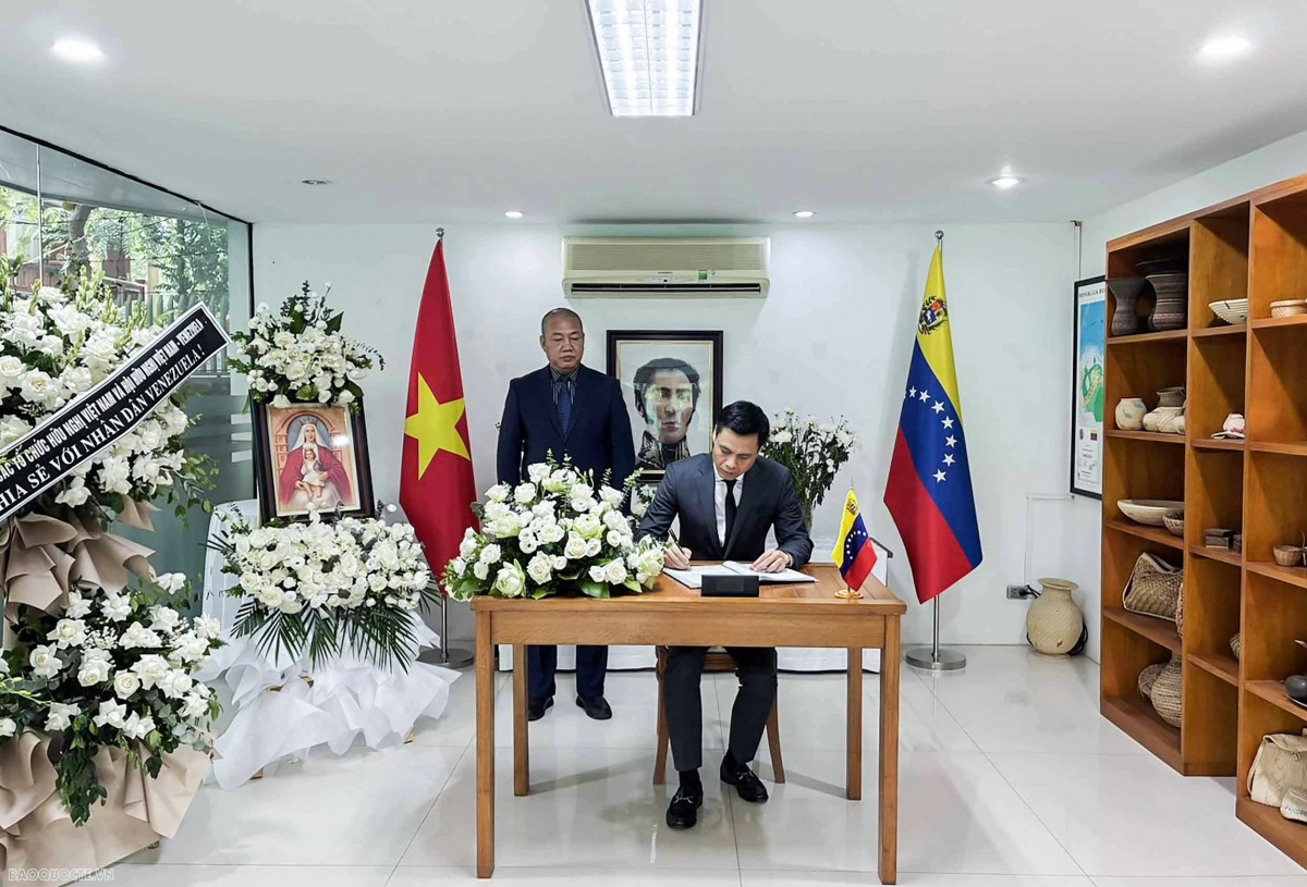 El Viceministro de Relaciones Exteriores de Vietnam, Dang Hoang Giang, firma el libro de condolencias. Foto: baoquocte.vn