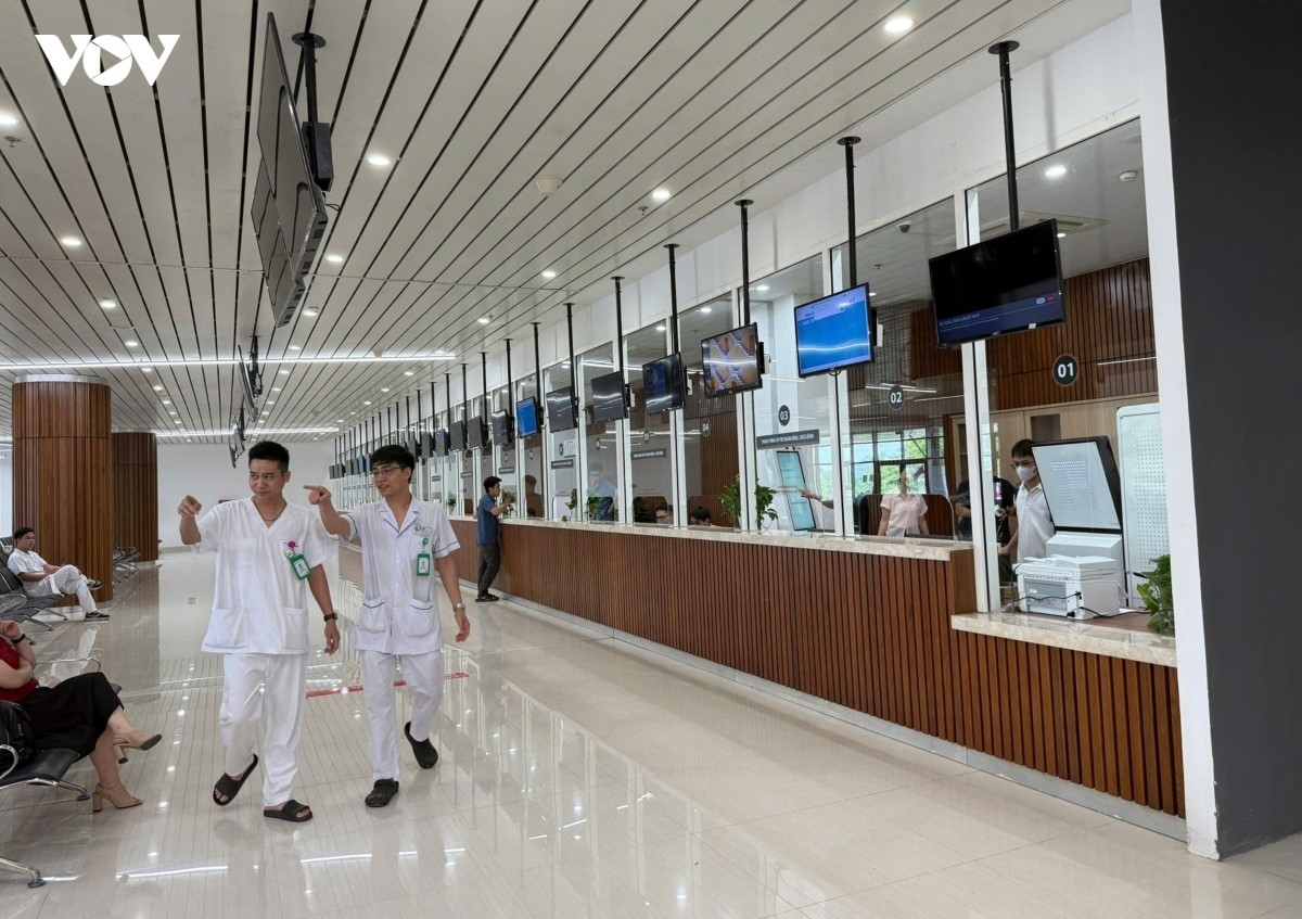 Khu vực tiếp đón và làm thủ tục thăm khám được thiết kế hiện đại, rộng rãi ngay sảnh chính. Ngày 8/7, bệnh viện chạy thử quy trình đón tiếp, khám chữa cho người bệnh. Đến ngày 9/7, Bệnh viện Việt Đức cơ sở Ninh Bình sẽ khánh thành, đi vào vận hành chính thức để phục vụ người dân. Trước đó, ngày 26/6, Bệnh viện Bạch Mai cơ sở Ninh Bình cũng đã chính thức đi vào hoạt động. Mỗi ngày, bệnh viện tiếp nhận hàng nghìn lượt người dân địa phương và khu vực lân cận đến khám, chữa bệnh.
