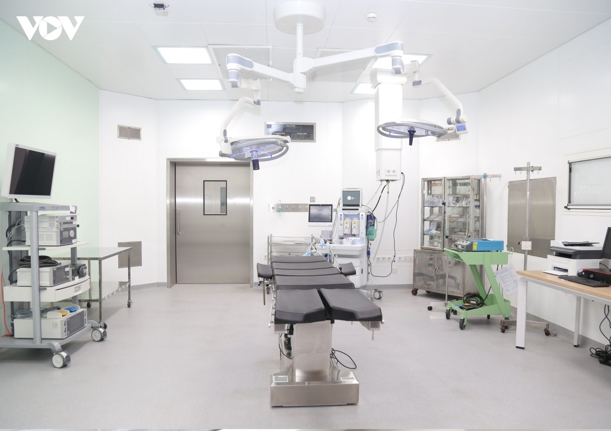 Đến nay, bệnh viện hoàn tất công tác chuẩn bị về nhân lực, trang thiết bị và phương án vận hành. Trong giai đoạn đầu, bệnh viện tập trung triển khai 4 nhóm chuyên khoa đang quá tải tại cơ sở Hà Nội gồm chấn thương, chấn thương cột sống, sọ não kết hợp phục hồi chức năng và phẫu thuật tiêu hóa.