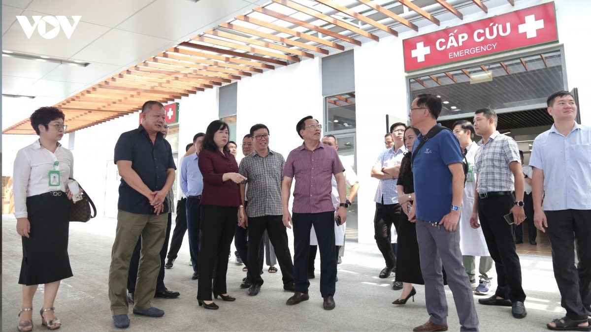 Đoàn công tác khảo sát các khu khám bệnh, cấp cứu, phòng mổ, hồi sức tích cực, chẩn đoán hình ảnh, xét nghiệm, hệ thống trang thiết bị, hạ tầng kỹ thuật và công tác bố trí nhân lực nhằm bảo đảm bệnh viện sẵn sàng tiếp nhận người bệnh.