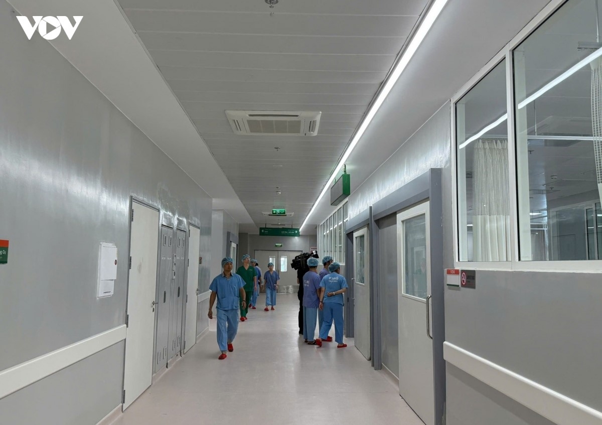 Hiện có 412 cán bộ sẽ được luân phiên đến Bệnh viện Việt Đức cơ sở Ninh Bình để làm việc, được nhận lương thu hút theo Nghị quyết số 32/2026 của Chính phủ. Bệnh viện cũng đã bố trí chỗ ăn ở, phương tiện đi lại cho cán bộ hàng ngày làm việc tại đây.