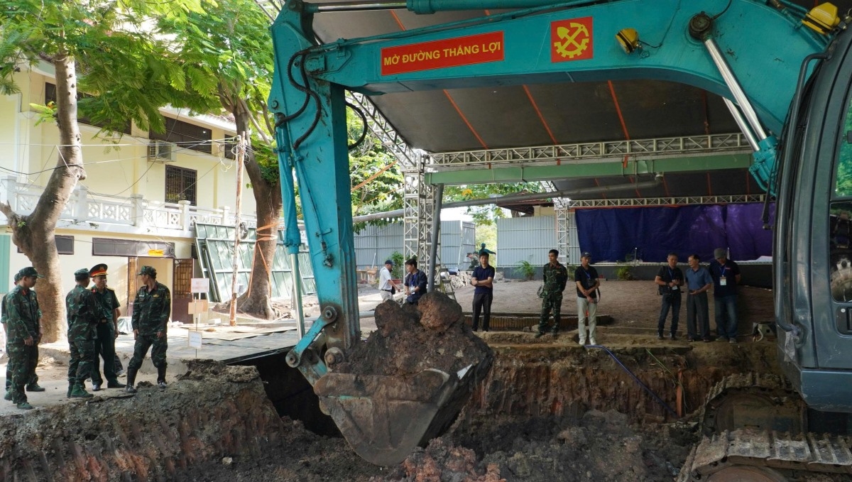 Heavy equipment are used to expand search area after multiple sets of fallen soldiers' remains are discovered at Le Thi Rieng Park. (Photo: Ty Huynh/VOV)