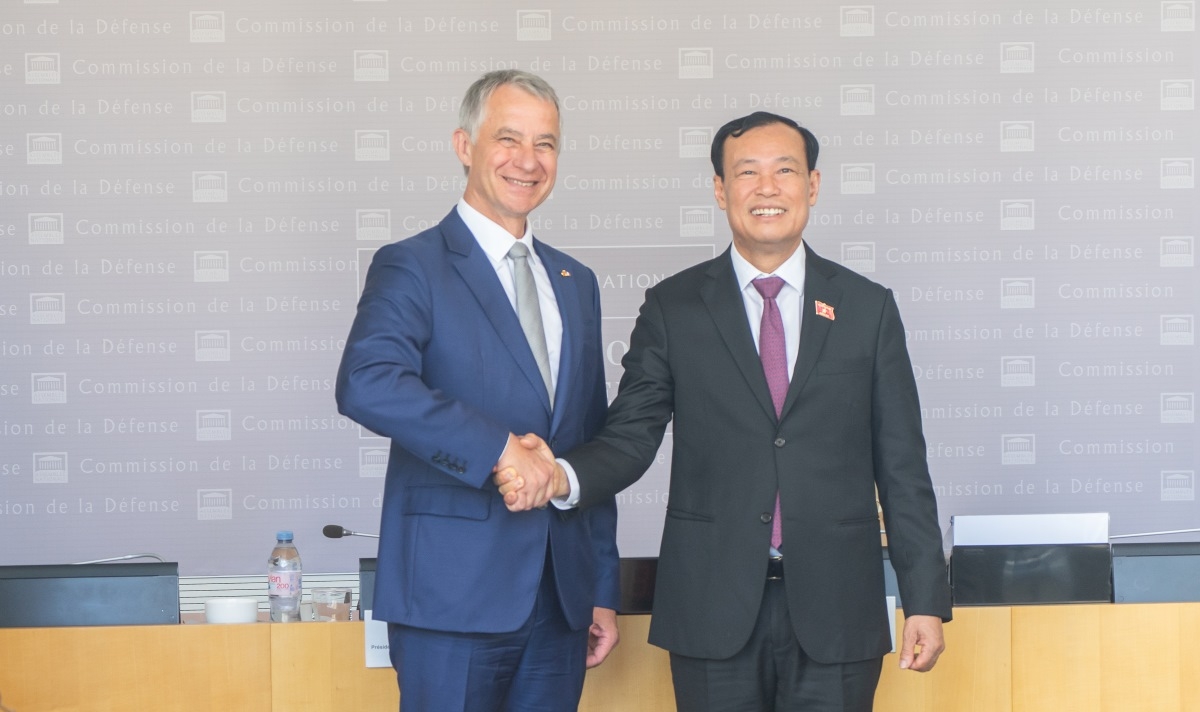 Ketua Komisi Pertahanan, Keamanan dan Hubungan Luar Negeri MN Vietnam, Le Tan Toi dan sejawatnya dari Prancis, Jean-Michel Jacques. Foto: VOV-Paris