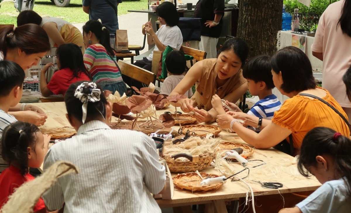 “ໂຮງງານ” ຍັງຈັດກິດຈະກຳ Workshop ຫັດຖະກຳ ແລະ ງານຕະຫຼາດນັດວາງສະແດງ. (ພາບ: ກິມ​ລ້ຽວ)