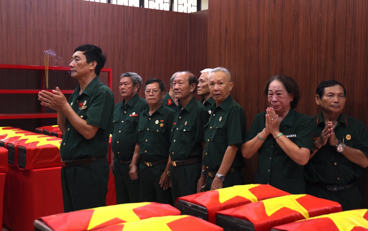 War veterans were moved as they stood before the remains of the fallen soldiers. (Photo: Ty Huynh/VOV)